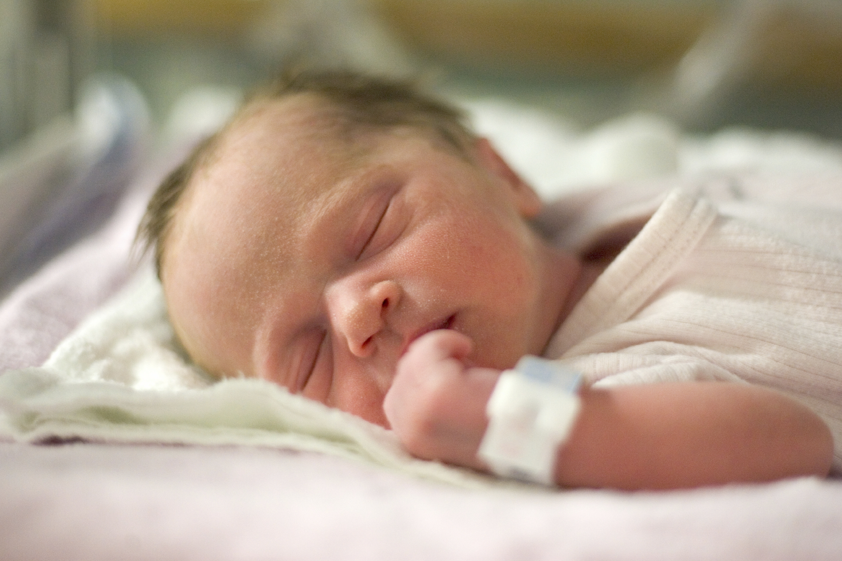 Первая неделя новорожденного ребенка. Новорождённые дети. Фото новорожденных. Новорожденный малыш.